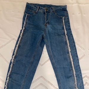 super cute straight leg jeans w/ side detailing!